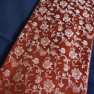 Elegant Floral Patterned Tie in Red and Cream